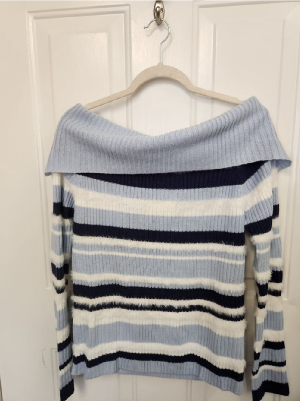 SIMPLER DAZE M Striped Off-the-Shoulder Sweater Blue White